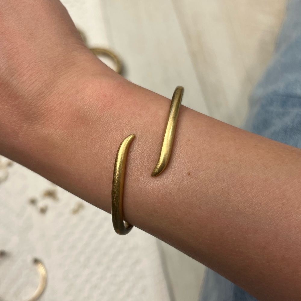 Gold tone bracelet